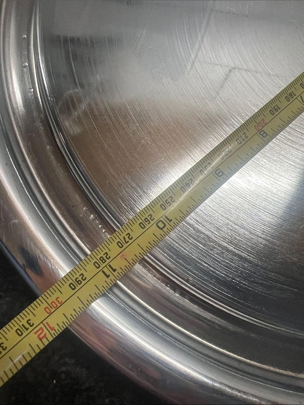 THE EVERYDAY CO cake/pastry/bagel keeper. Locks. Chrome. 10.5” area for cakes
